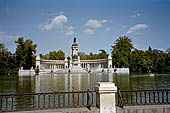 Madrid Spagna -  Parco del Retiro, Estanque con il grandioso monumento equestre ad Alfonso XII. 